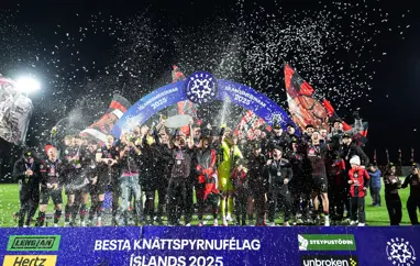 Skjöldurinn afhentur í Víkinni