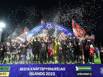 Skjöldurinn afhentur í Víkinni