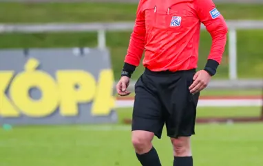 Egill Arnar Sigurþórsson dæmir leik í Velsku úrvalsdeildinni