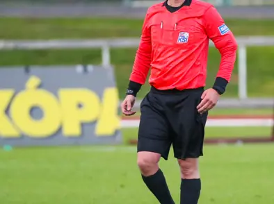 Egill Arnar Sigurþórsson dæmir leik í Velsku úrvalsdeildinni