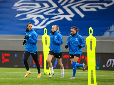 Ísland mætir Svíþjóð í dag