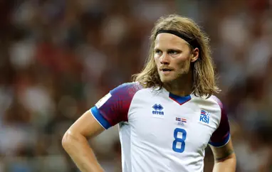 Birkir Bjarna heiðraður fyrir leik Íslands og Aserbaísjan