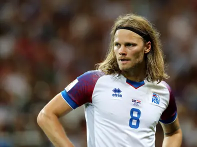 Birkir Bjarna heiðraður fyrir leik Íslands og Aserbaísjan