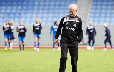 Guðni Kjartansson sæmdur riddarakrossi hinnar íslensku fálkaorðu