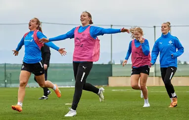 A kvenna mættar til Spánar