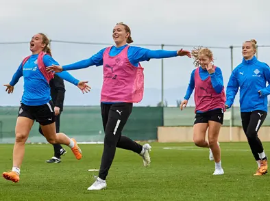 A kvenna mættar til Spánar