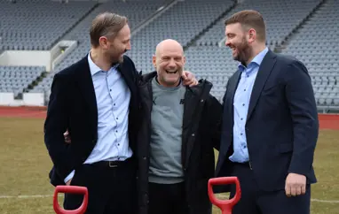 Fyrstu skóflustungurnar að nýjum leikfleti