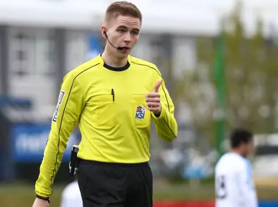 Helgi Mikael Jónasson dæmir leik Svíþjóðar og Noregs í U21 karla