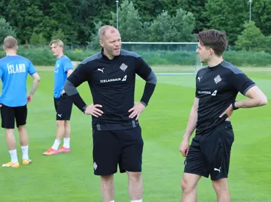 Eiður Smári lætur af störfum 