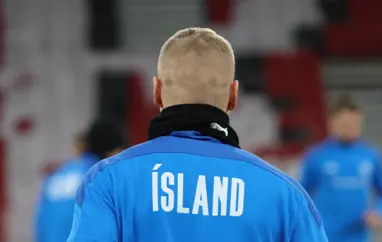 Leikið með sorgarbönd á Wembley