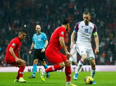 Kaupendur ársmiða og haustmiða í forgangi