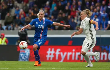 A kvenna byrjar á tveimur heimaleikjum