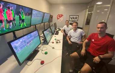 Dómarar staddir á VAR námskeiði hjá UEFA