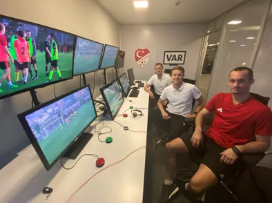 Dómarar staddir á VAR námskeiði hjá UEFA