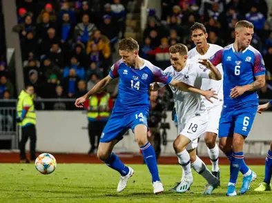 Afhending miða á umspilsleik í mars fyrir handhafa A og DE skírteina